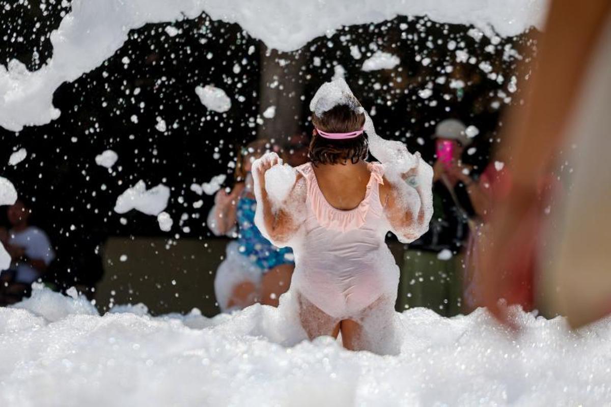 Colchonetas, fiesta de la espuma, espectáculo de magia y talleres: Todas las imágenes de la jornada de las Festes de la Terra protagonizada por los vecinos más pequeños Colchonetas, fiesta de la espuma, espectáculo de magia y talleres: Todas las imágenes de la jornada de las Festes de la Terra protagonizada por los vecinos más pequeños