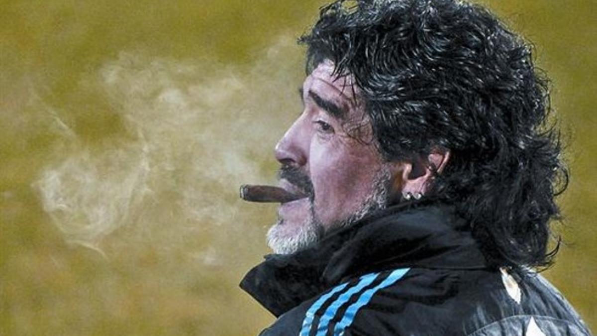 Distendido 8 Maradona disfruta de un puro al final del entrenamiento de la selección argentina, ayer en el centro de alto rendimiento de Pretoria.