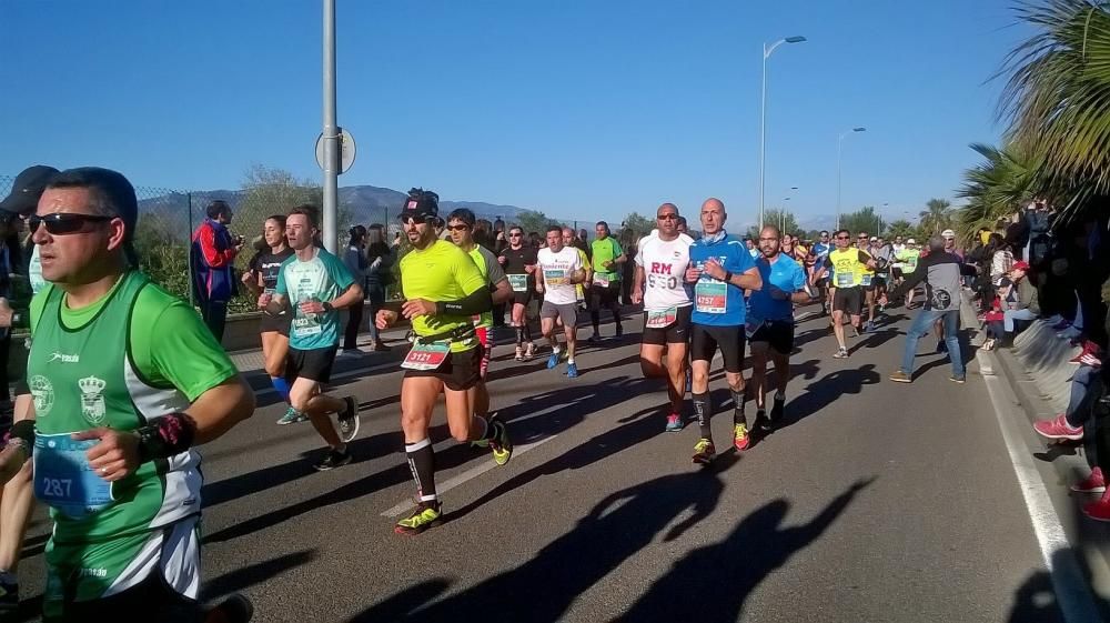 Más de 7.000 atletas tomaron la salida en una prueba que gozó de unas buenas condiciones para correr y que acabó encumbrando, de nuevo, al corredor del club Cueva de Nerja Abdelhadi El Mouaziz