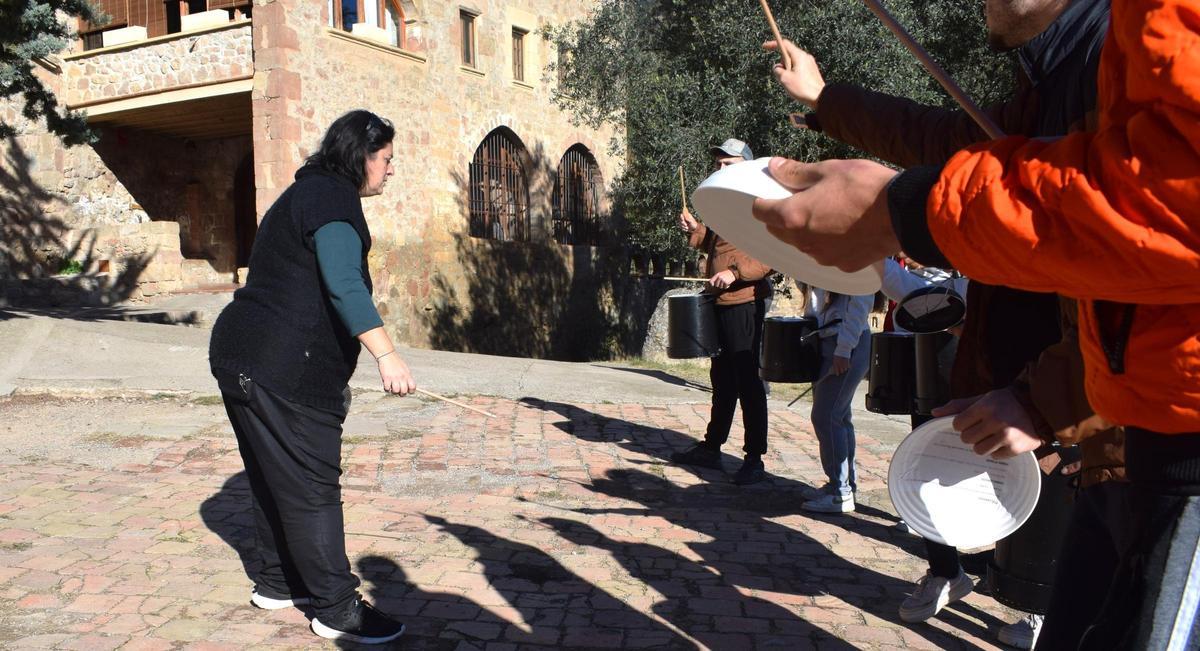 Marta Pagerols assajant amb el grup de batucada format per nois i noies residents a l'escola terapèutica i educativa Valldaura, a Olvan