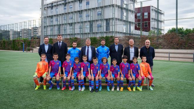 Fotografia oficial del Benjamín D del Barça 2021/2022 junto con el presidente Joan Laporta