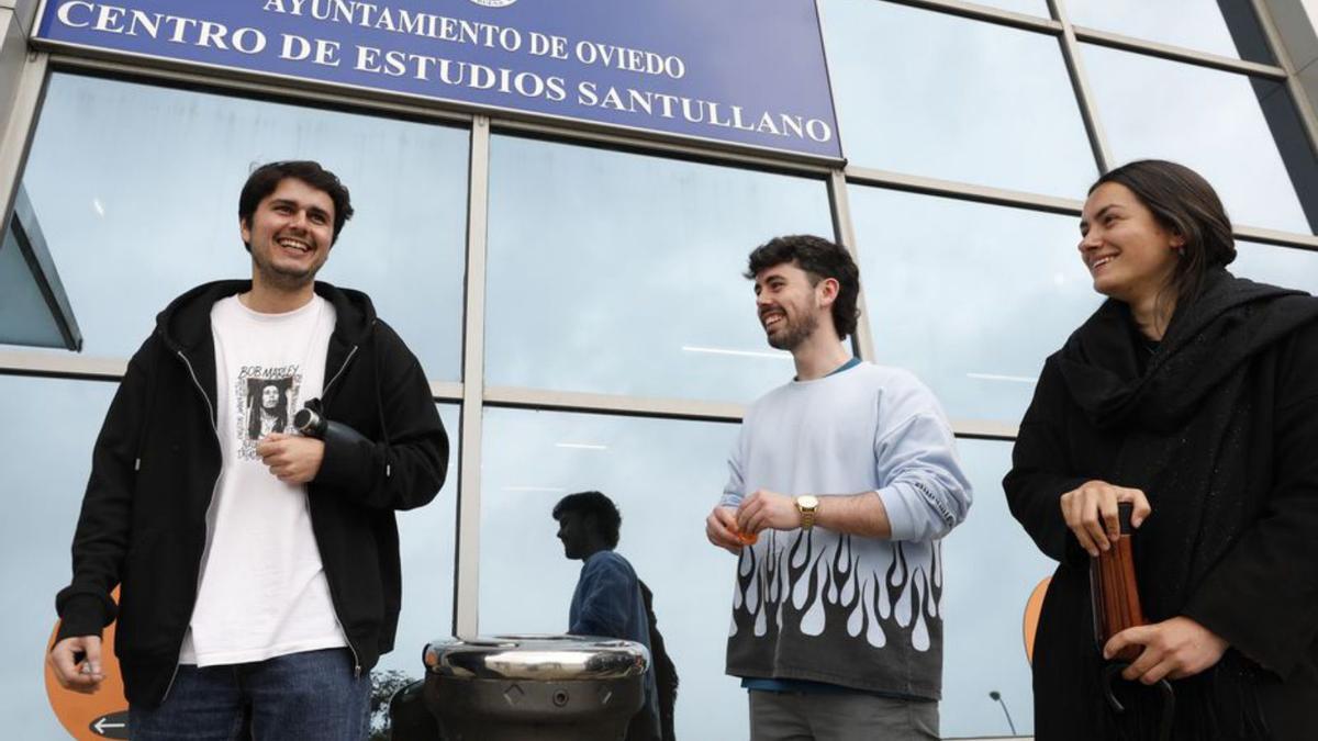 Pedro García Villanueva, Matías Prieto y Sara Pérez, ayer, a las puertas del centro de estudio de Santullano.