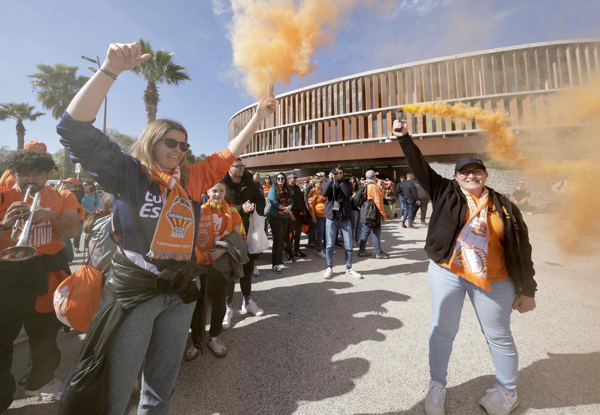 La afición taronja arropa a las jugadoras del Valencia Basket antes de la final.