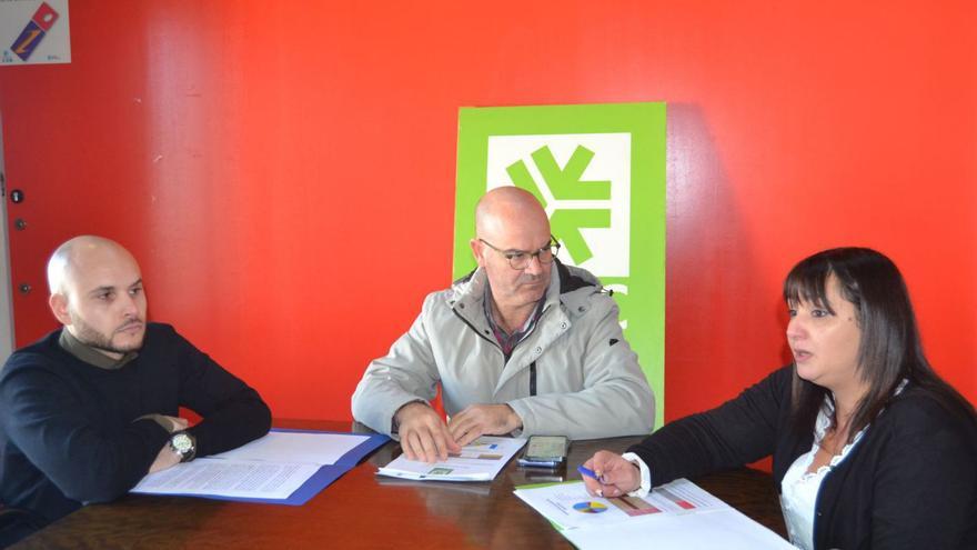 Iván Castro, Félix Juncal y Manuela Millán, ayer en las dependencias de la OMIC de Bueu. |   // FDV