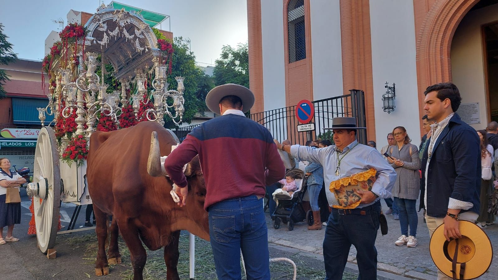 En el Cerro del Águila preparan la carreta del Simpecado