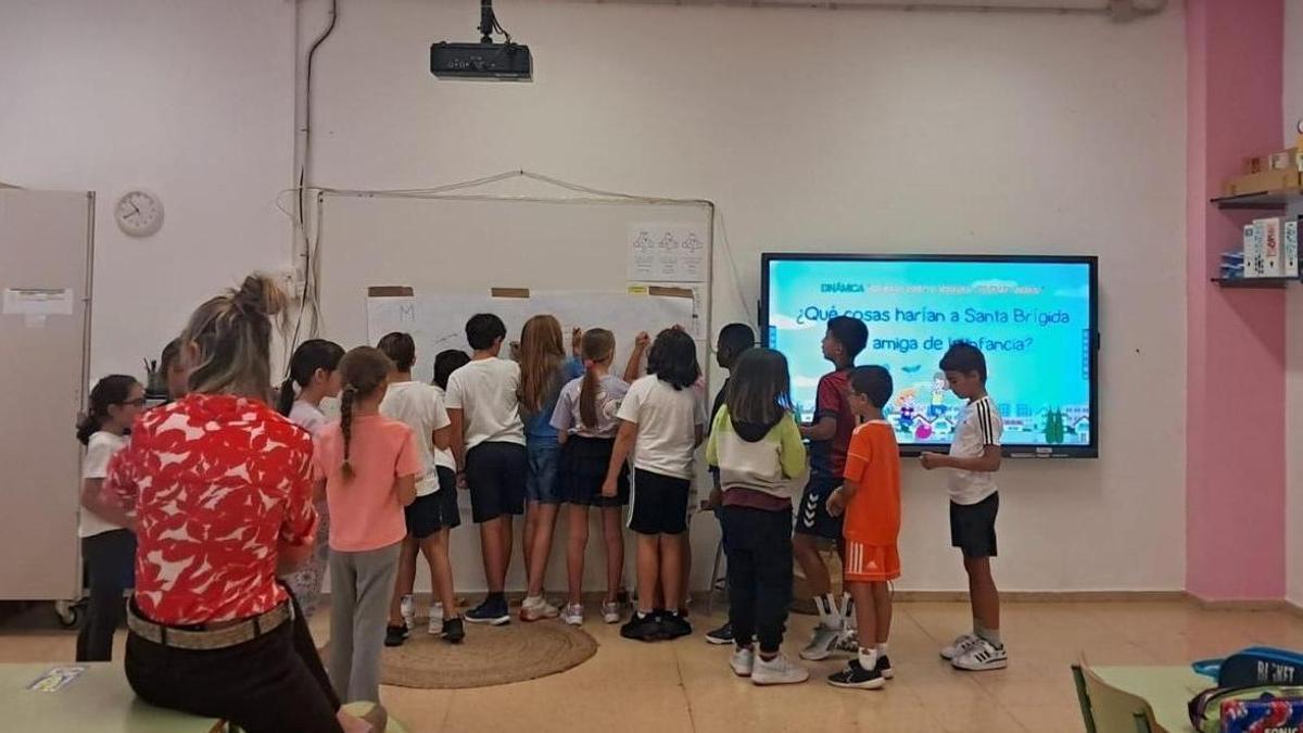 Alumnos de Santa Brígida participan en la redacción del plan de la infancia.