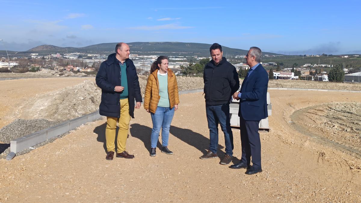 Autoridades visitan las obras.