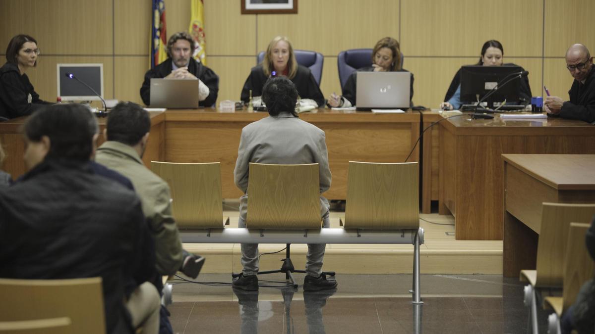 El educador condenado, Luis E. Ramírez, durante el juicio ante la sección segunda de la Audiencia de València.