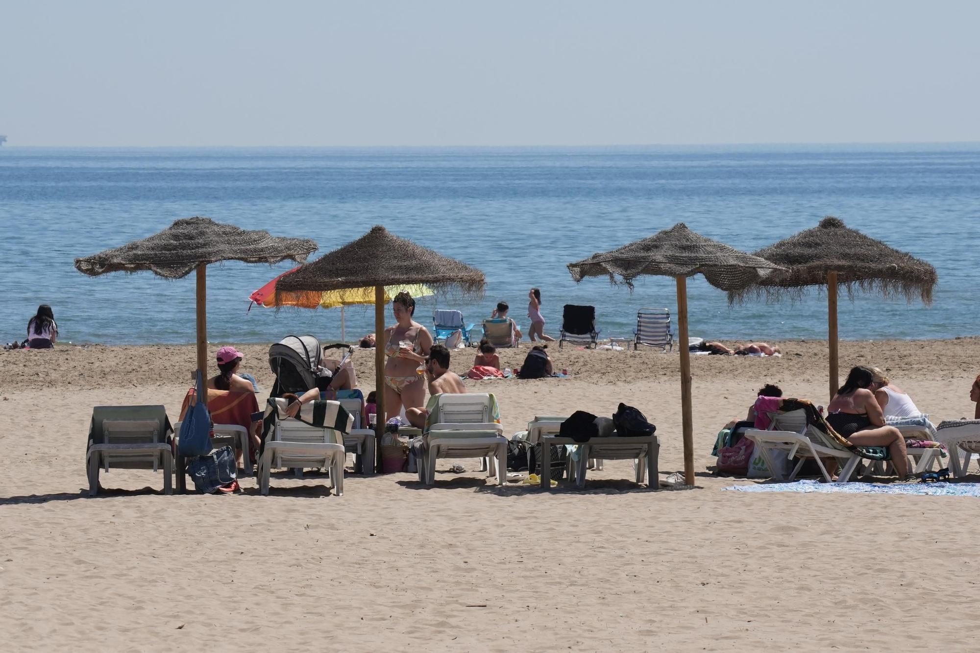 Galería de imágenes: Los castellonenses disfrutan de la playa en abril