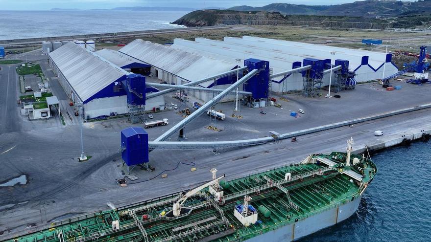 El Puerto de A Coruña tiende la mano al de Ferrol: pone "a su disposición" sus muelles para apoyar el desembarco de la fábrica de coches de SAIC