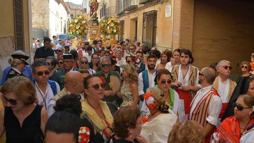 San Bartolomé, en el fondo, es guiado por sus fieles.