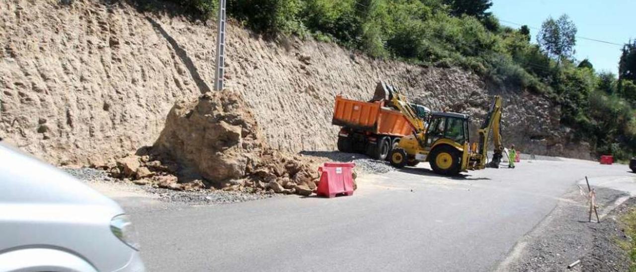 Trabajos de retirada de los postes en el tramo Riobó-Oca, en la mañana de ayer. // Bernabé / Cris M.V.