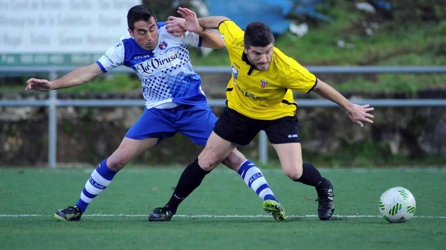 Samuel, a la derecha, pugna por el balón con el jugador del Tuilla Sergio Villanueva.