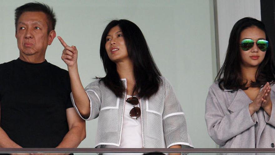 Peter Lim con su esposa y Kim Lim.