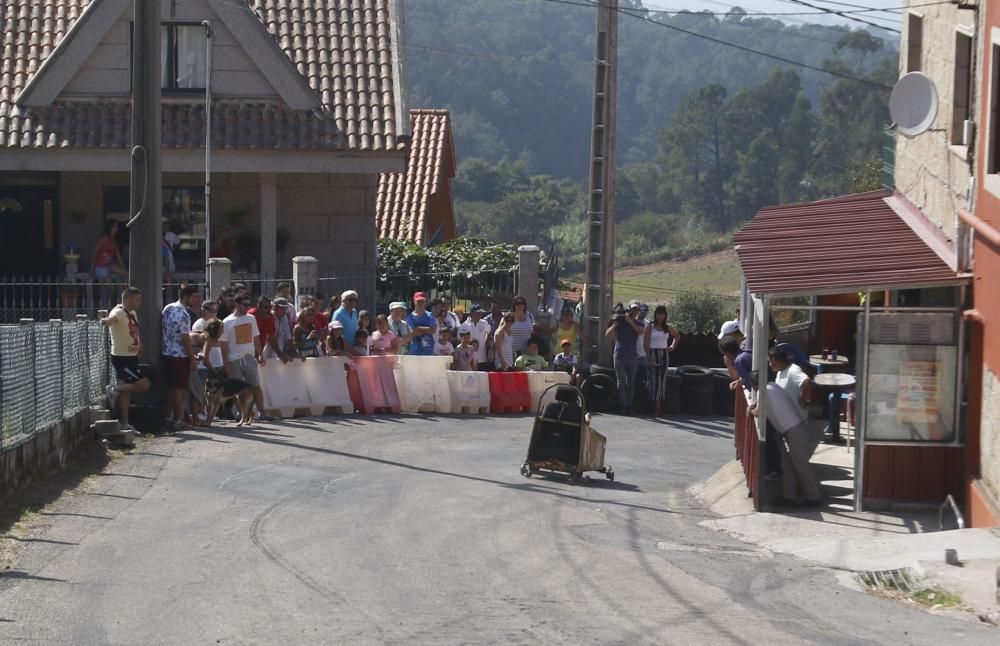 Alrededor de 70 participantes y 40 vehículos disputan la tradicional bajada de carros de bolas y dejan momentos para el recuerdo