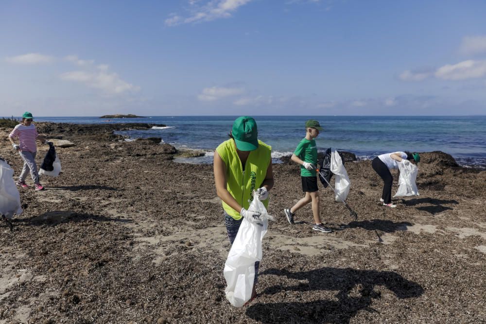 Voluntarios retiran 130 kilos de residuos en Es Carnatge