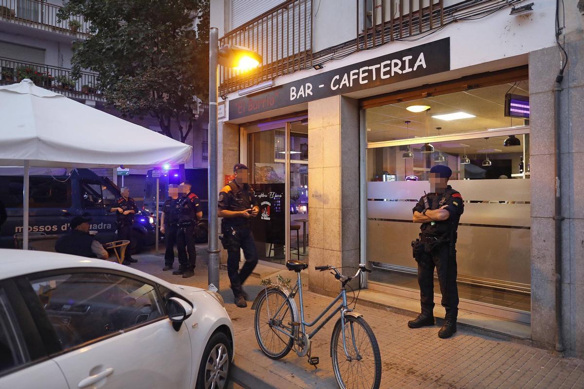 Salt. Bar el Barrio Carrer Sant Antoni 47. Pla Kanpai dels Mossos d'Esquadra contra els multireincidents. Registre identificacions.