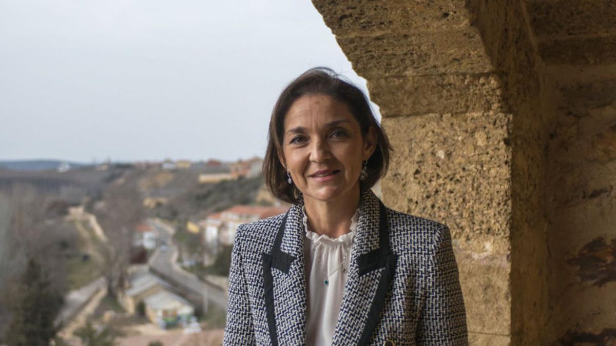 Reyes Maroto, el jueves, en uno de los balcones de la torre del Parador Nacional Fernando II. | J. A. G.