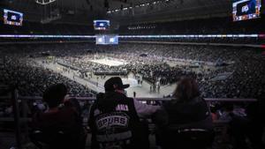 Toma general este viernes, 13 de enero, del estadio Alamodome, colmado de seguidores durante un partido de la NBA entre los Spurs de San Antonio y los Warriors de Golden State, en San Antonio (Texas, EE.UU.). EFE/Darren Abate