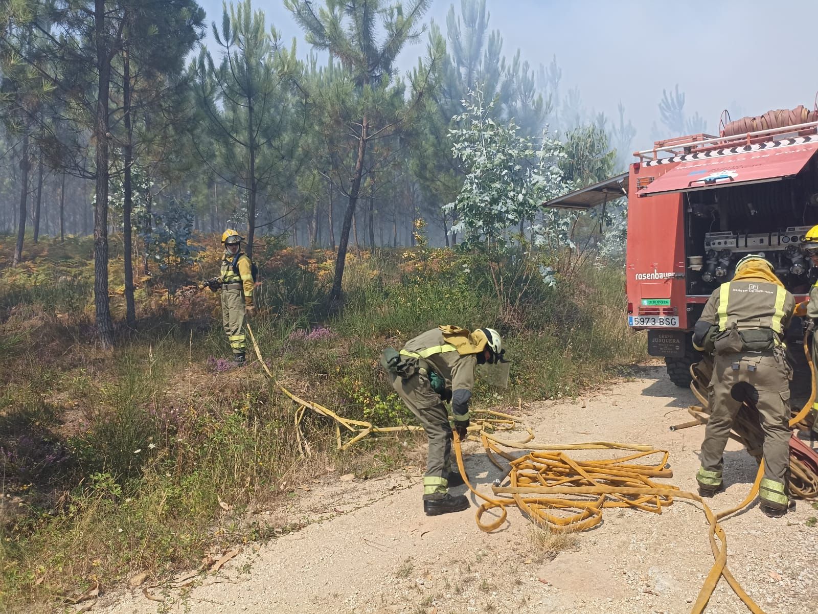 Jornada de humo y cenizas en Arousa con hasta cuatro focos activos