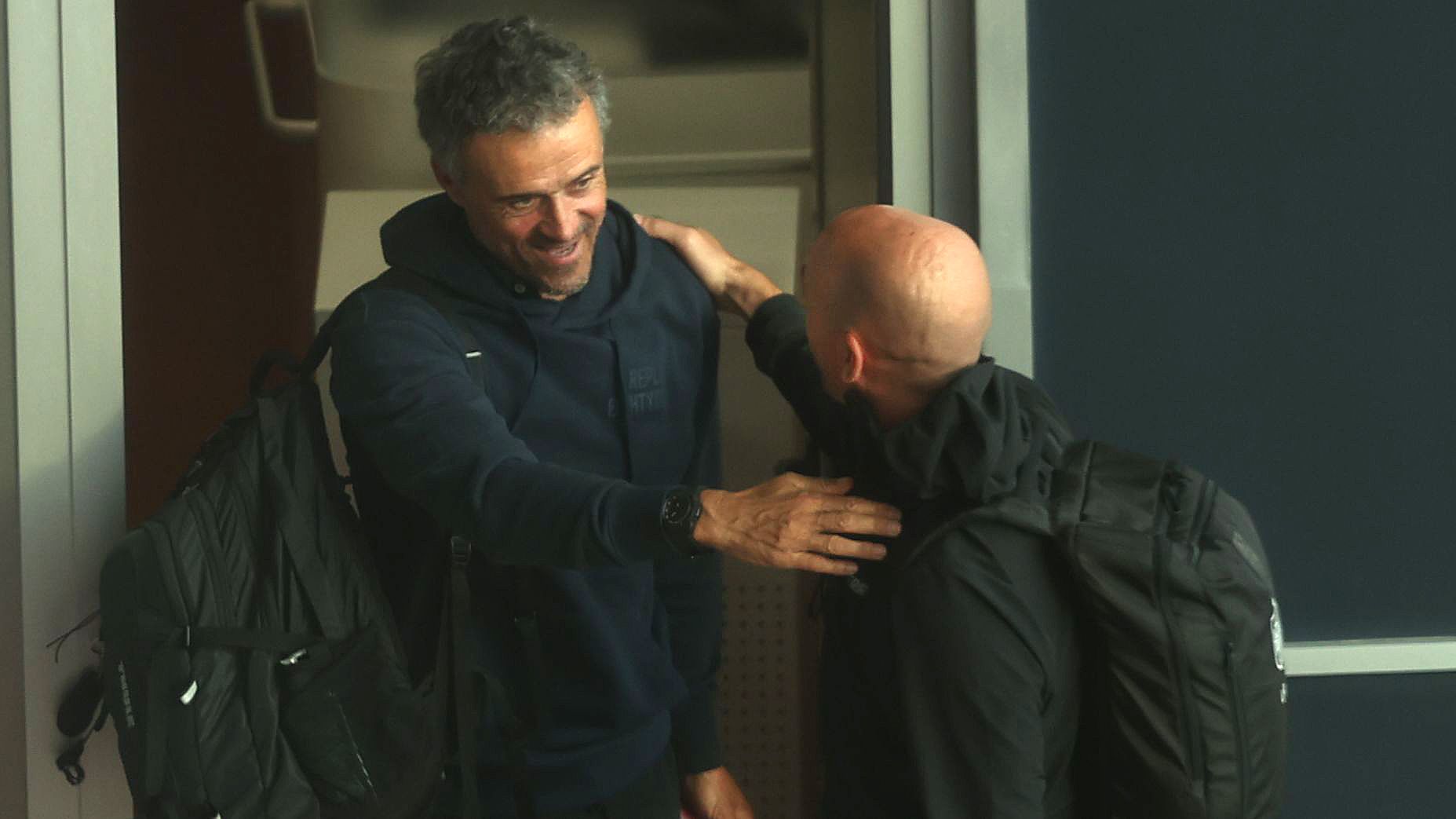 El seleccionador español, Luis Enrique Martínez  y el presidente de la RFEF, Luis Rubiales, a la llegada de la selección española de fútbol al aeropuerto de Barajas, tras ser eliminada por Marruecos en los octavos de final del Campeonato del Mundo Qatar 2022.