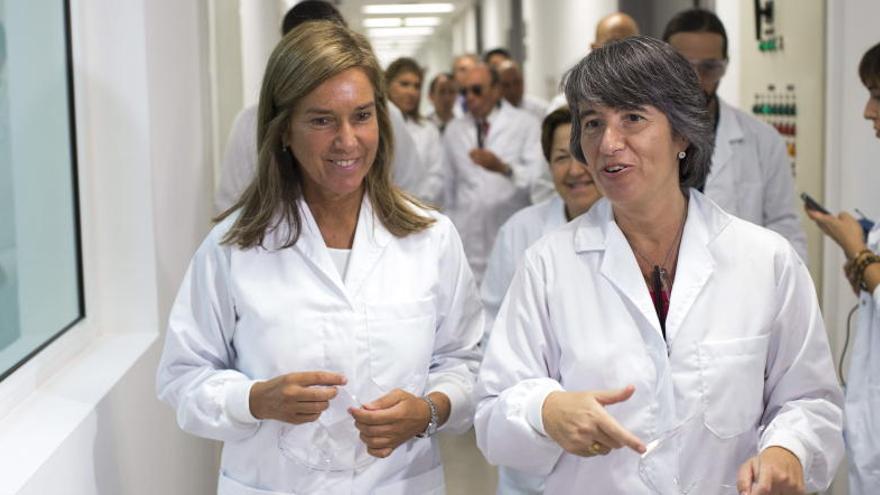 Ana Mato (i) visita el centro de innovación farmacéutica.