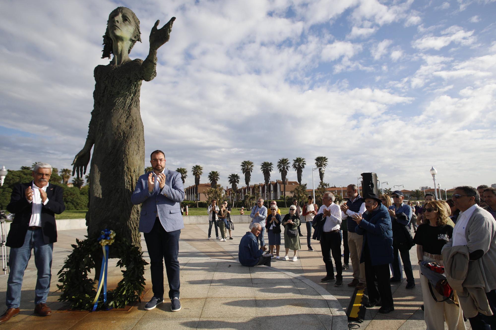 EN IMÁGENES:  Así fue el homenaje a los exiliados por la Guerra Civil y la posterior represión franquista organizado por los socialistas de Gijón junto a la estatua de "La Madre del Emigrante"