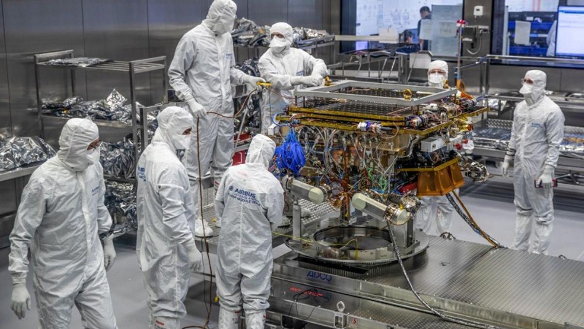 El rover Rosalind Franklin de la misión ExoMars, equipado con un taladro de 2 metros que le permite buscar signos de vida debajo de la superficie de Marte. Este tipo de búsquedas y exploraciones han quedado suspendidas debido al conflicto entre Rusia y Ucrania.