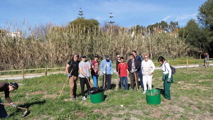 Alumnos del Centro Ocupacional y del taller de jardinería de Aspandem.