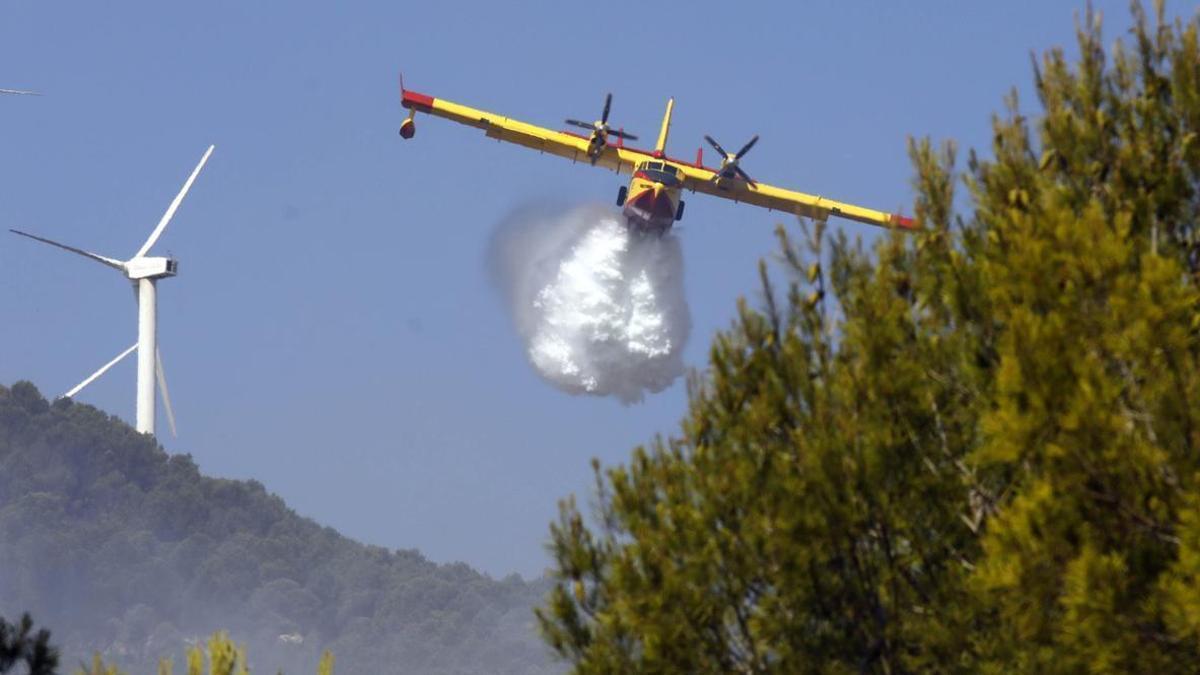 Los hidroaviones trabajaron durante todo el día para refrescar el terreno.  | JAIME GALINDO