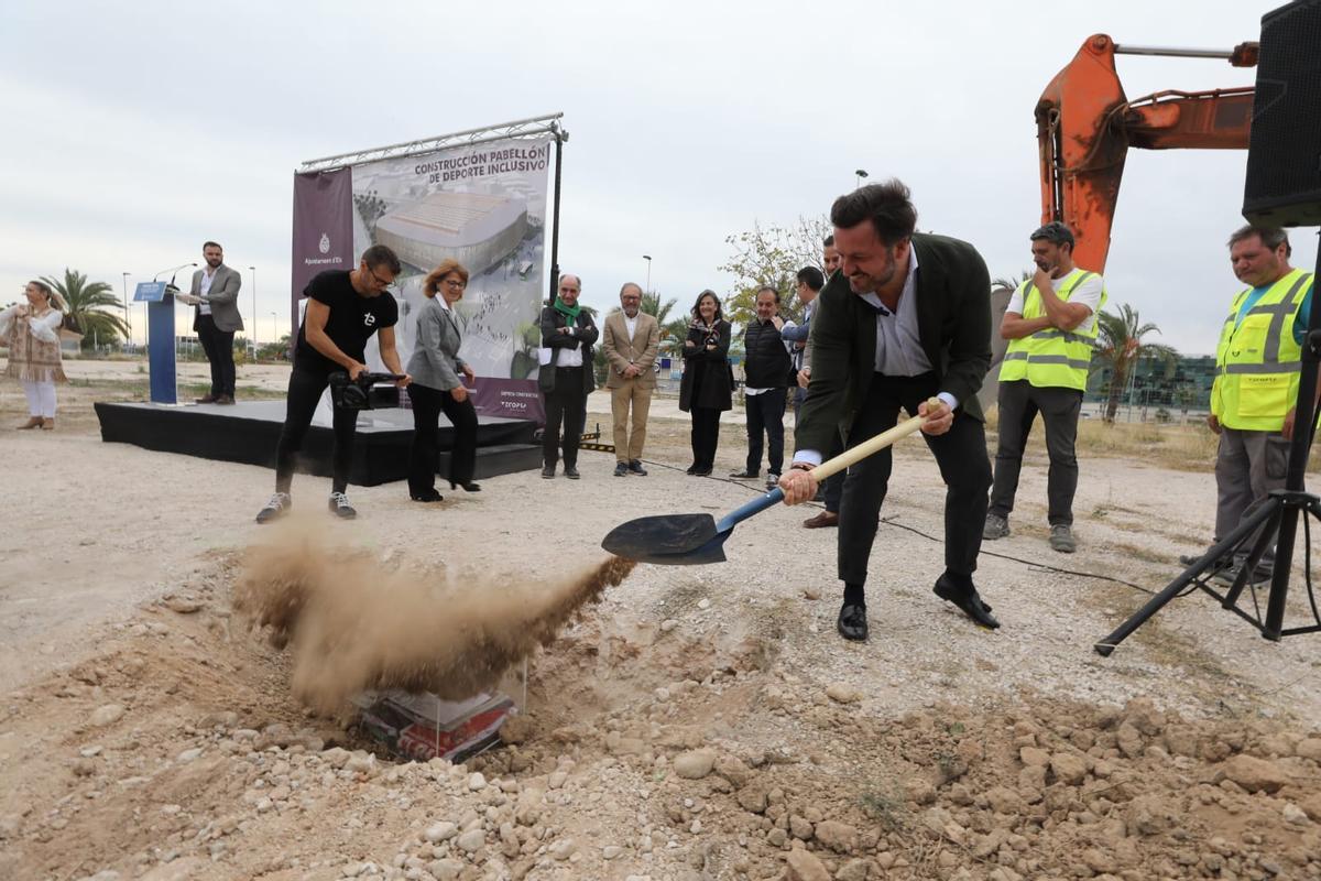 El alcalde Pablo Ruz en el acto de la primera piedra del pabellón de deportes de Carrús