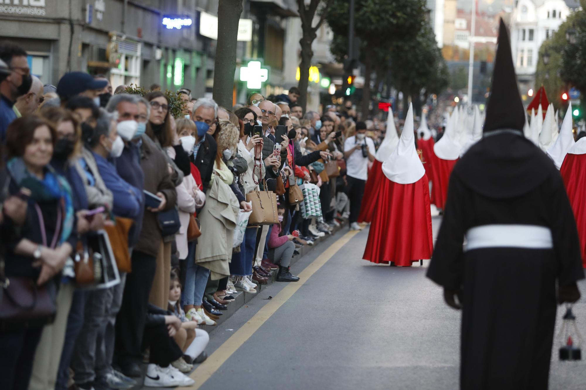 EN IMÁGENES: La imagen de Jesús Cautivo vuelve a recorrer las calles de Oviedo