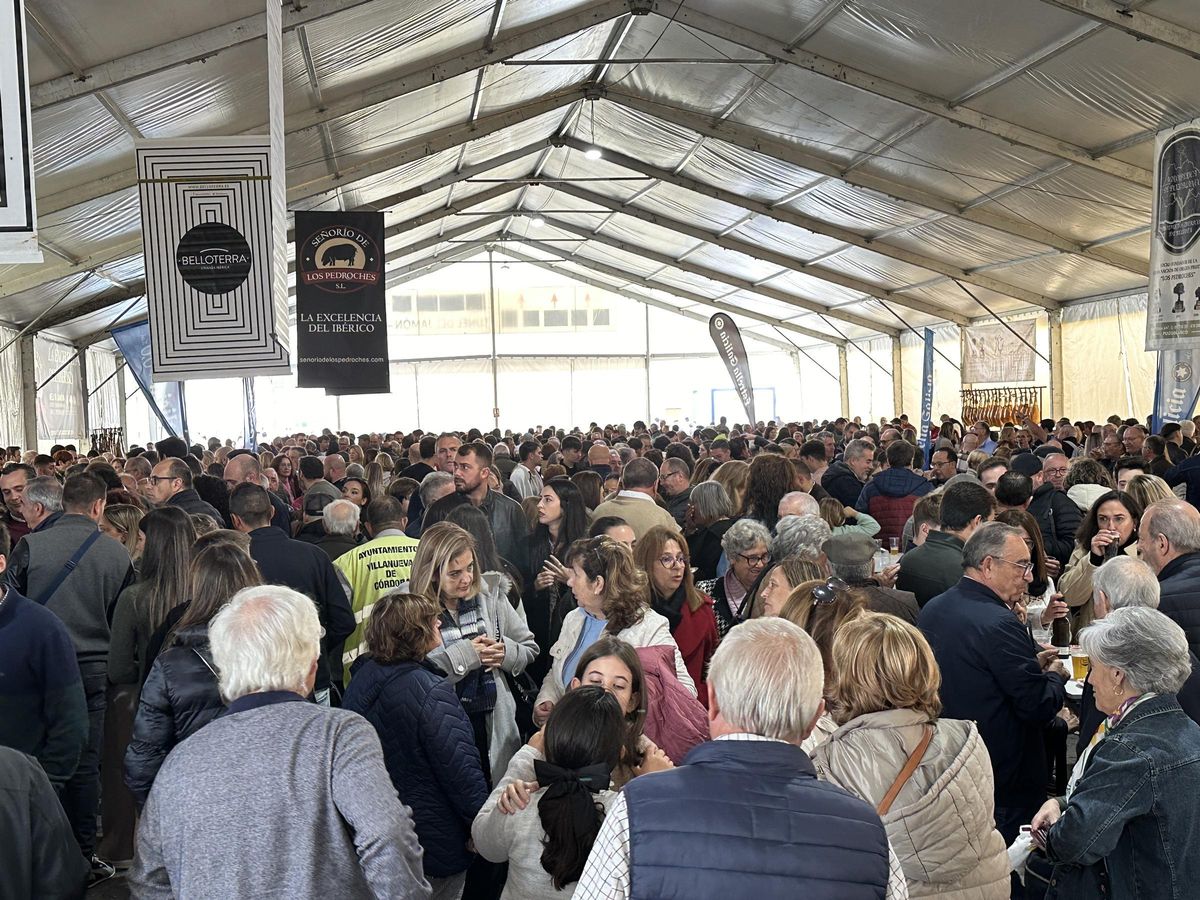 Una de las carpas de la Feria del Jamón con las barras de degustación llena de asistentes.