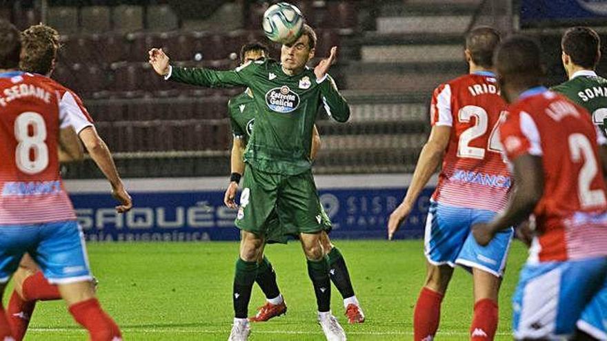 Álex Bergantiños cabecea durante el partido contra el Lugo.