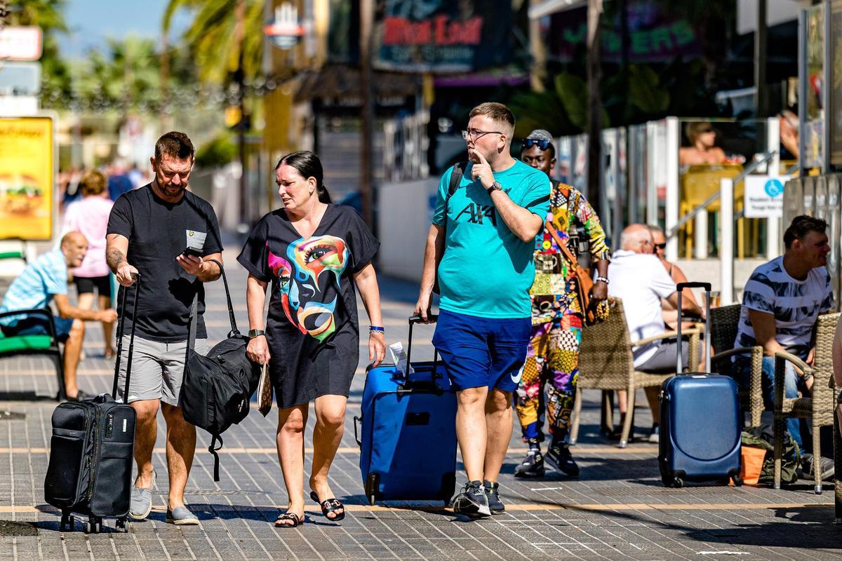 Turistas con maletas en la zona inglesa de Benidorm.