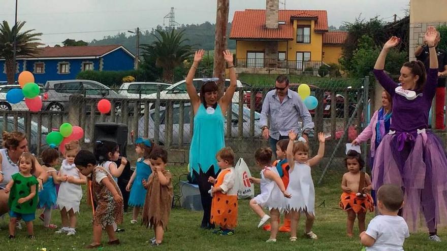 Niños y profesores bailan durante la jornada.