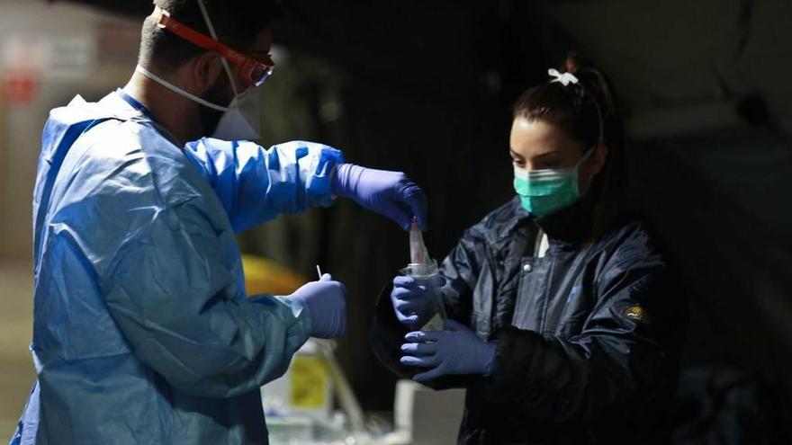 Personal de la Unidad Militar de Urgencias (UME) realizando pruebas de coronavirus.