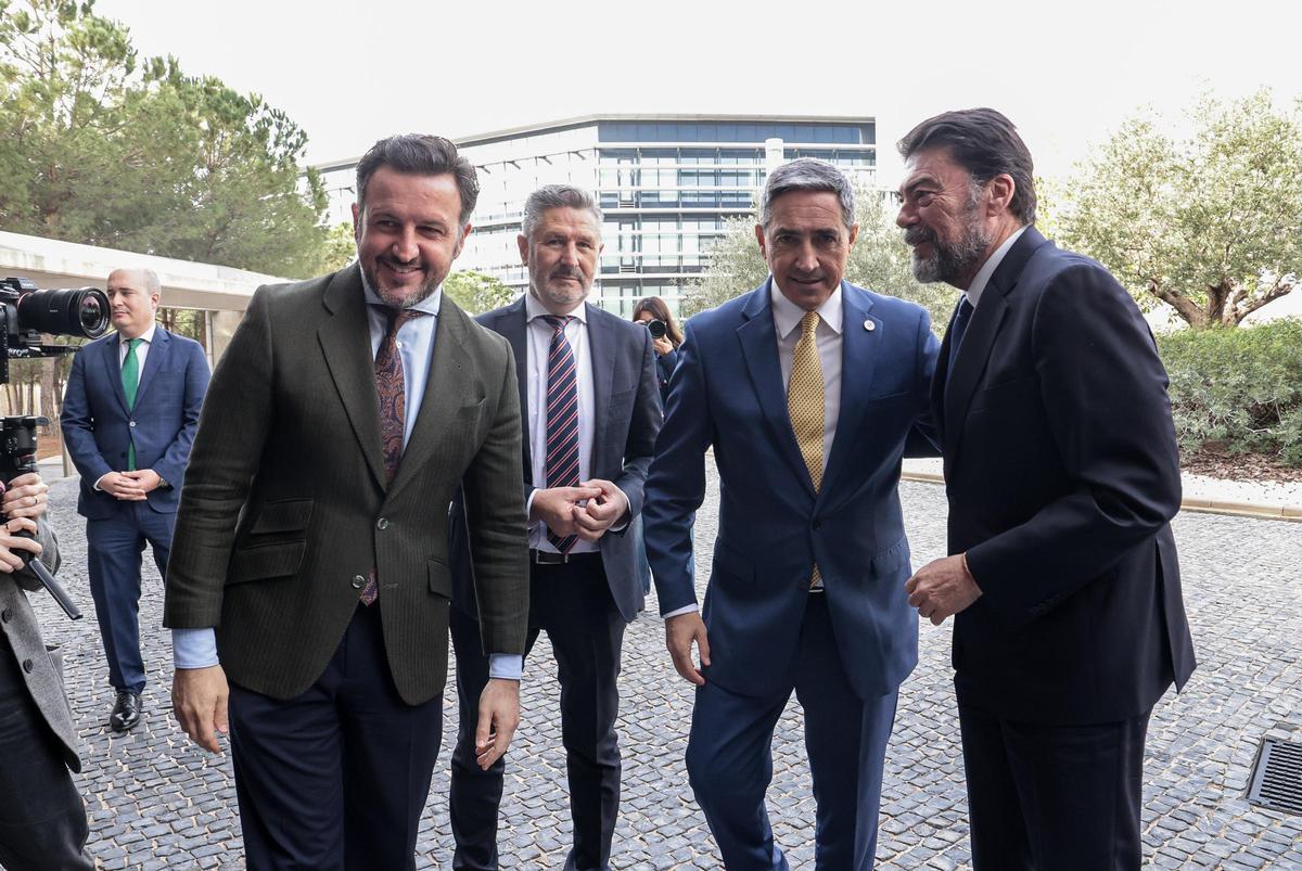 Los alcaldes Luis Barcala y Pablo Ruz con João Negrão y Agustín Grau.