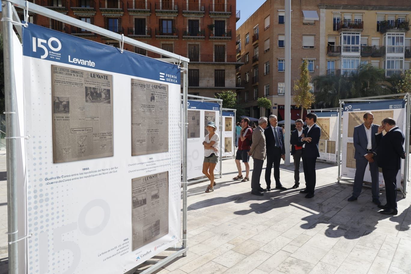 Levante-EMV expone 150 portadas para la historia en la plaza de la Reina