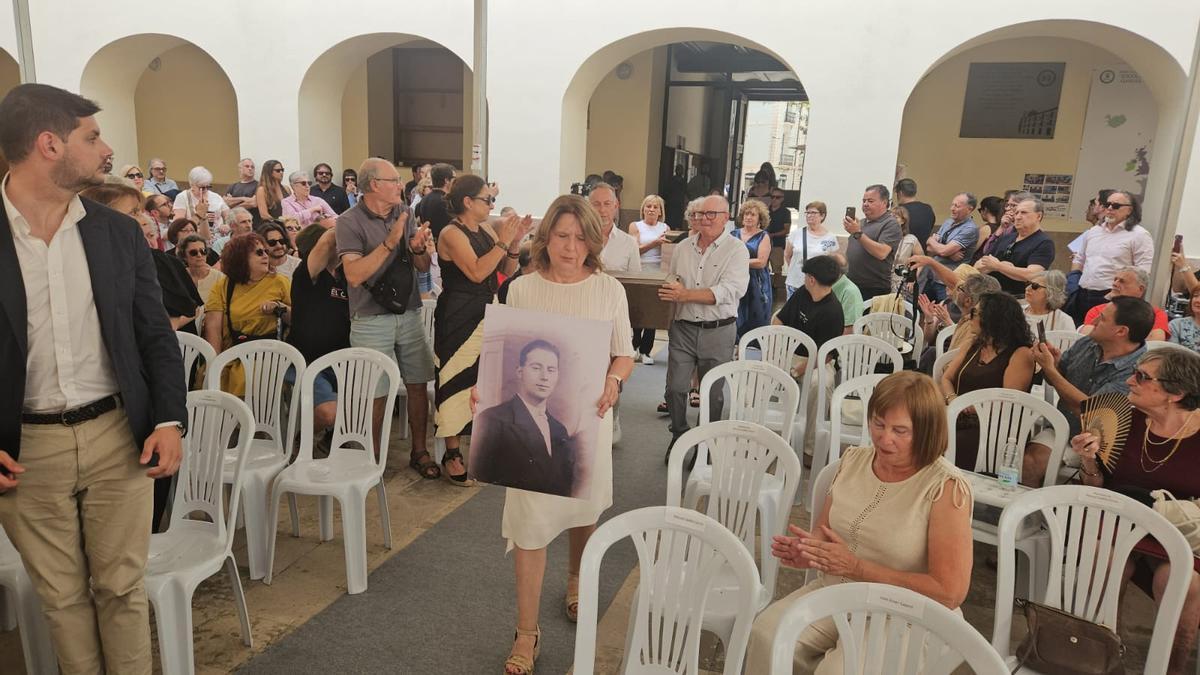 Una de las familias muestra la foto junto a los otros familiares.