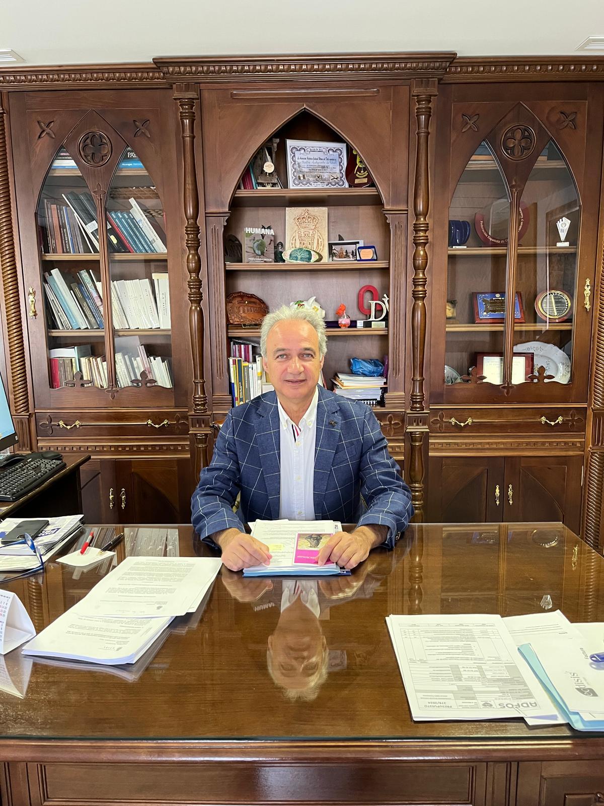 Ricardo Gabaldón, en su despacho del Ayuntamiento de Utiel.