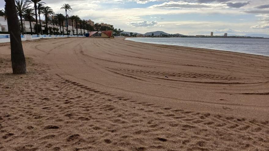 Limpieza en playas de La Manga y el Mar Menor en Semana Santa