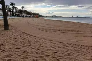 Limpian de medusas las playas de La Manga y Mar Menor para Semana Santa