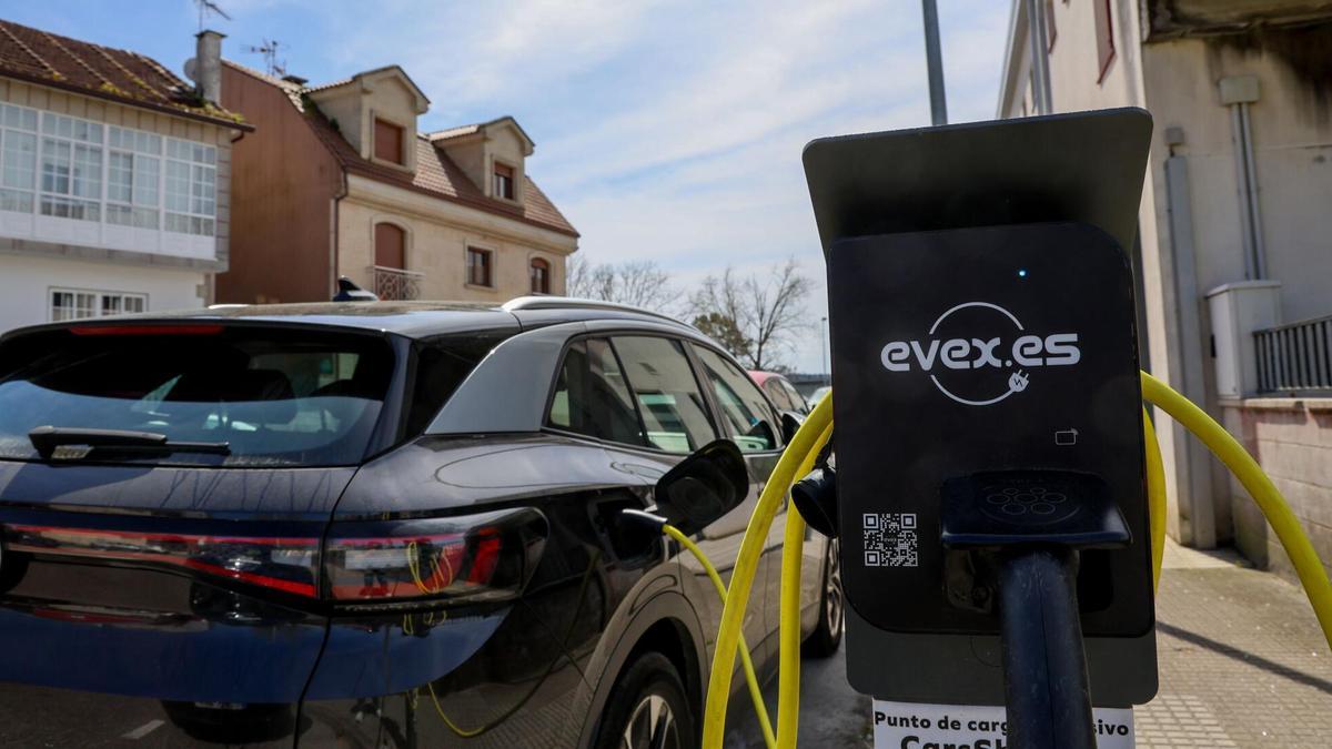 Un coche eléctrico se carga en un poste activo en Vilanova de Arousa.