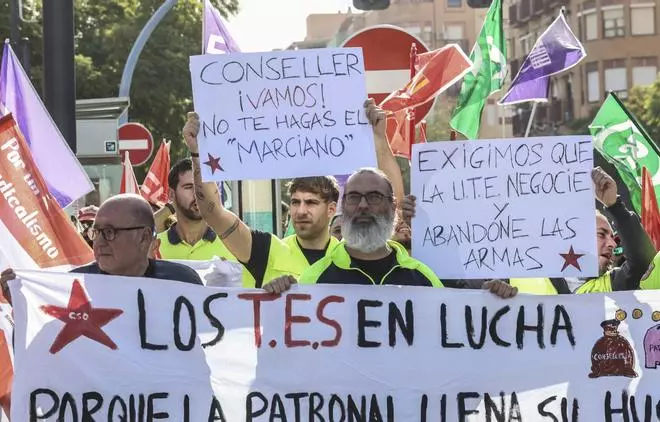 Protesta del personal de las ambulancias ante el Hospital de Alicante