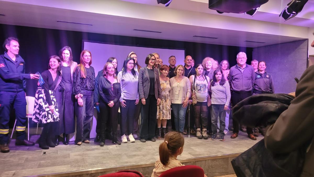 Imatge de grup de l'acte institucional d'acompanyament a les famílies