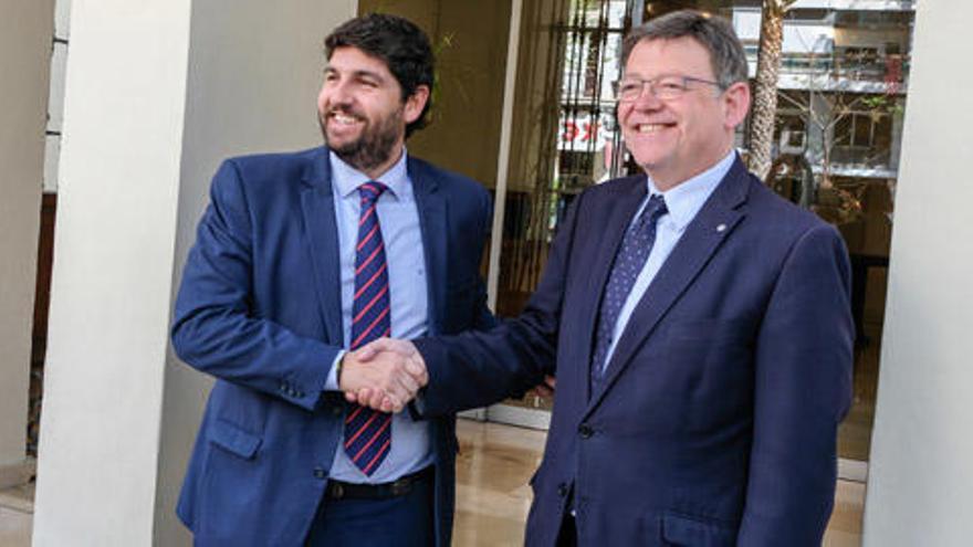 El presidente murciano Fernando López Miras y el valenciano Ximo Puig, ayer en Alicante. Foto: Áxel Álvarez.