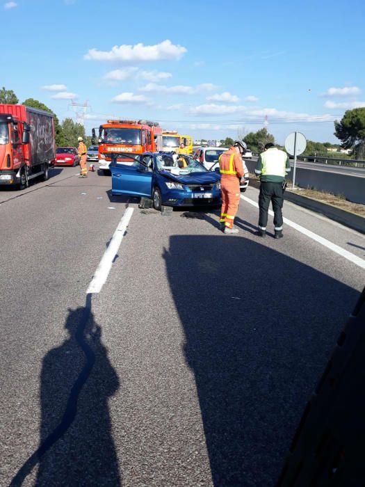 Grave accidente en la A-7: la rueda de un camión impacta contra un coche