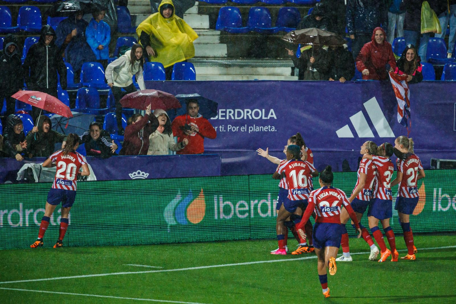 Las jugadoras del Atlético de Madrid celebrando el gol del empate