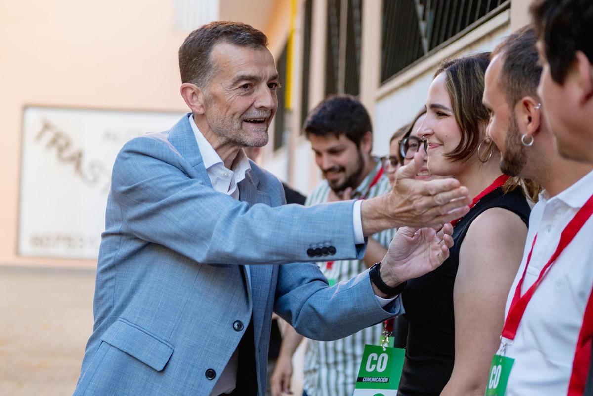 El candidato de Por Andalucía a la Presidencia de la Junta, Antonio Maíllo, a su llegada este domingo a la sede de IU en Sevilla para seguir los resultados de los comicios El candidato de Por Andalucía a la Presidencia de la Junta, Antonio Maíllo, a su llegada este domingo a la sede de IU en Sevilla para seguir los resultados de los comicios